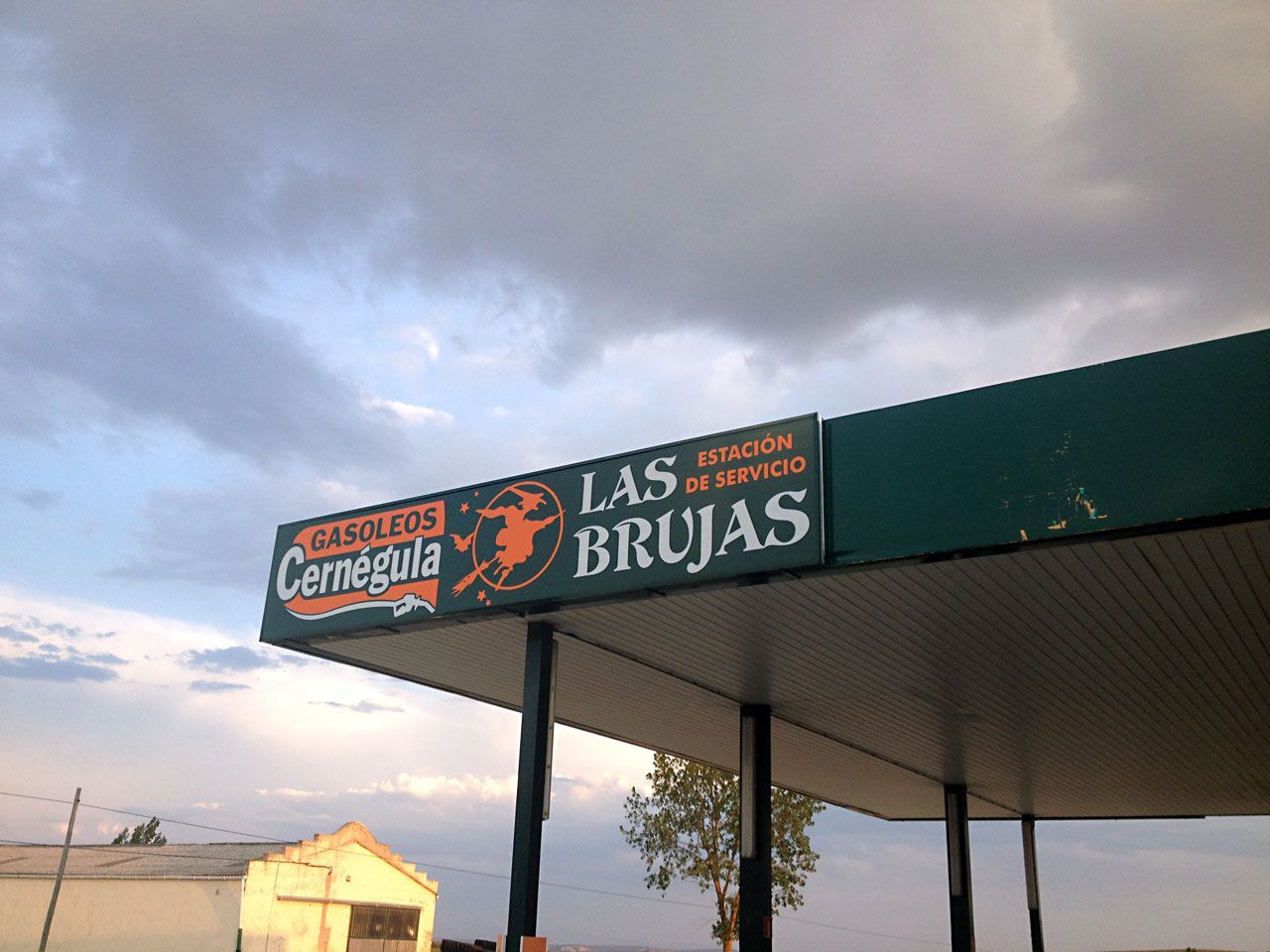 Estación de Servicio “Las Brujas" Cernégula