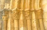Quintanarruz, detalle del portal de la iglesia